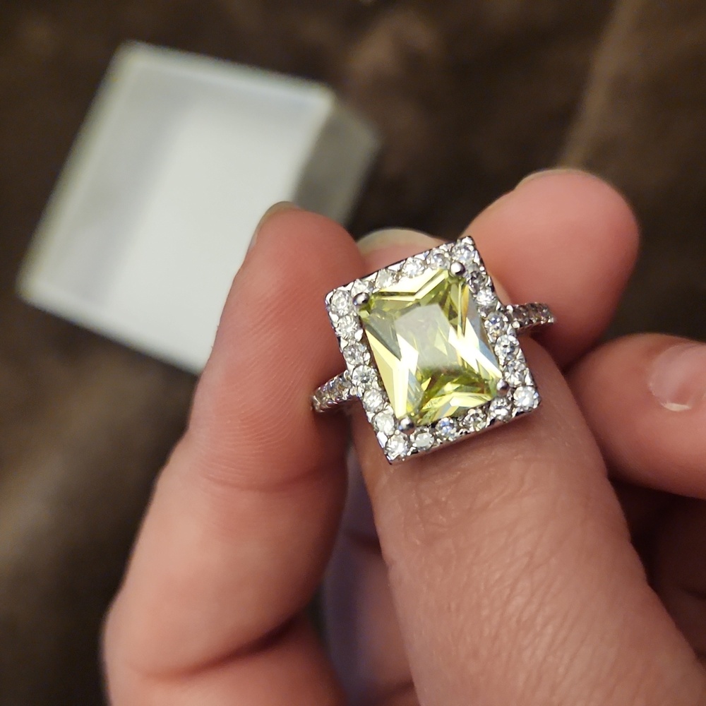 Canary yellow cushion cut diamond - Picture 11 of 12
